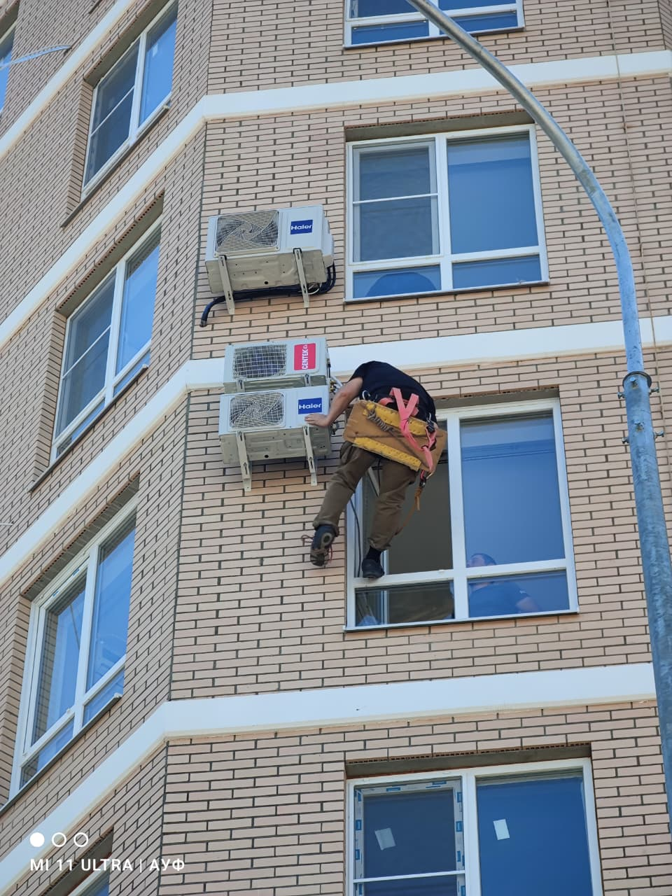 Здание и альпинист