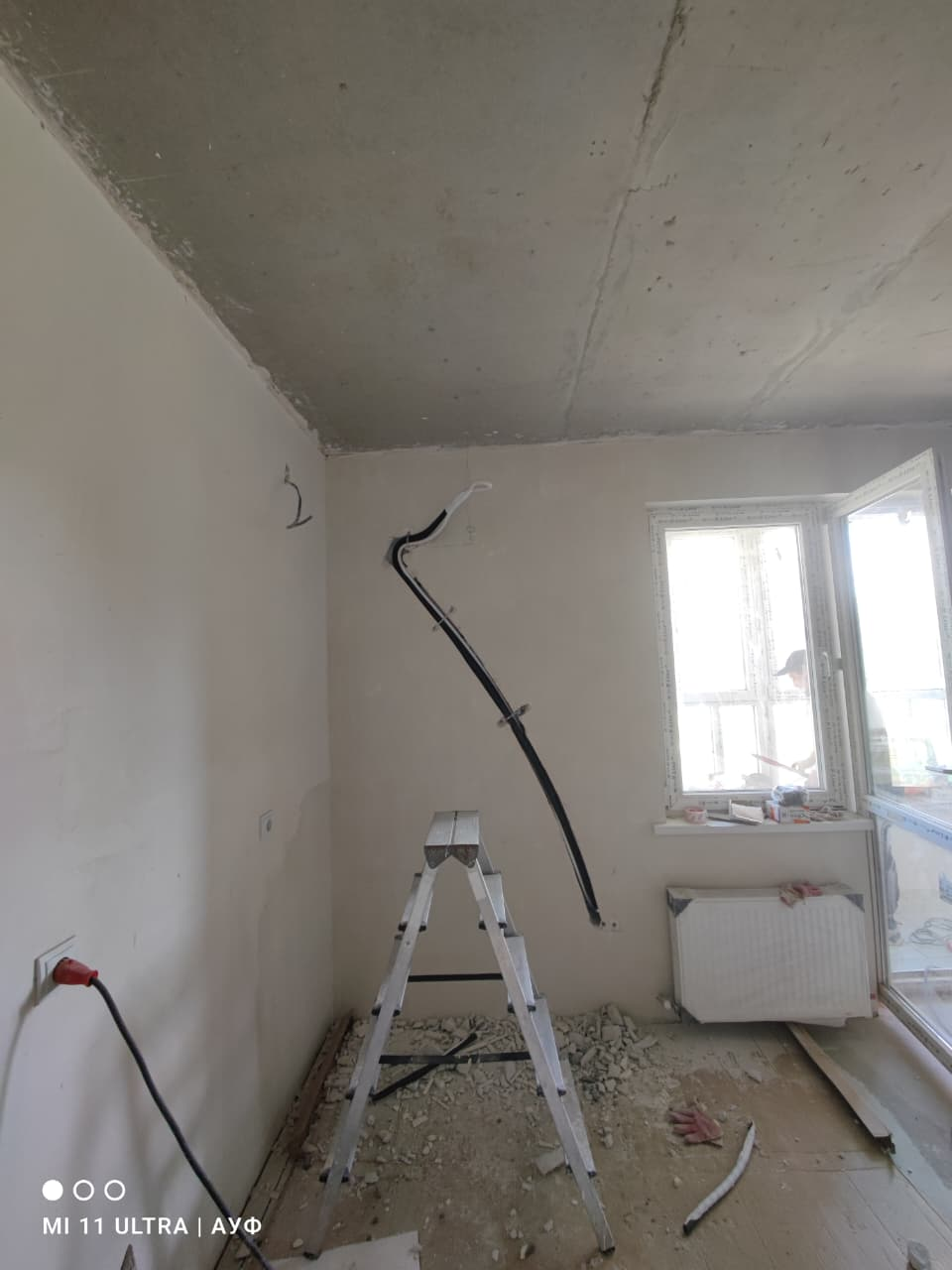 Здание и альпинист